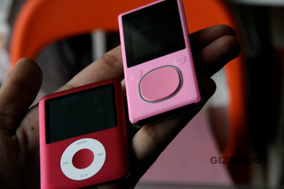Illustration for article titled Flash Zune Hardware Gallery and Test: Tight Jeans, Sizemodo, and Zunepad